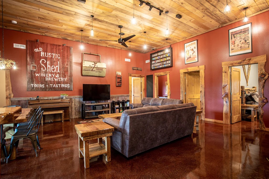 BRAND NEW GAME ROOM-Dells Famous Rustic Shed